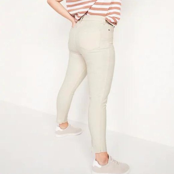 New Old Navy Extra High-Waisted Rockstar 360° Stretch Super Skinny Cut-Off Jeans - Picture 3 of 3